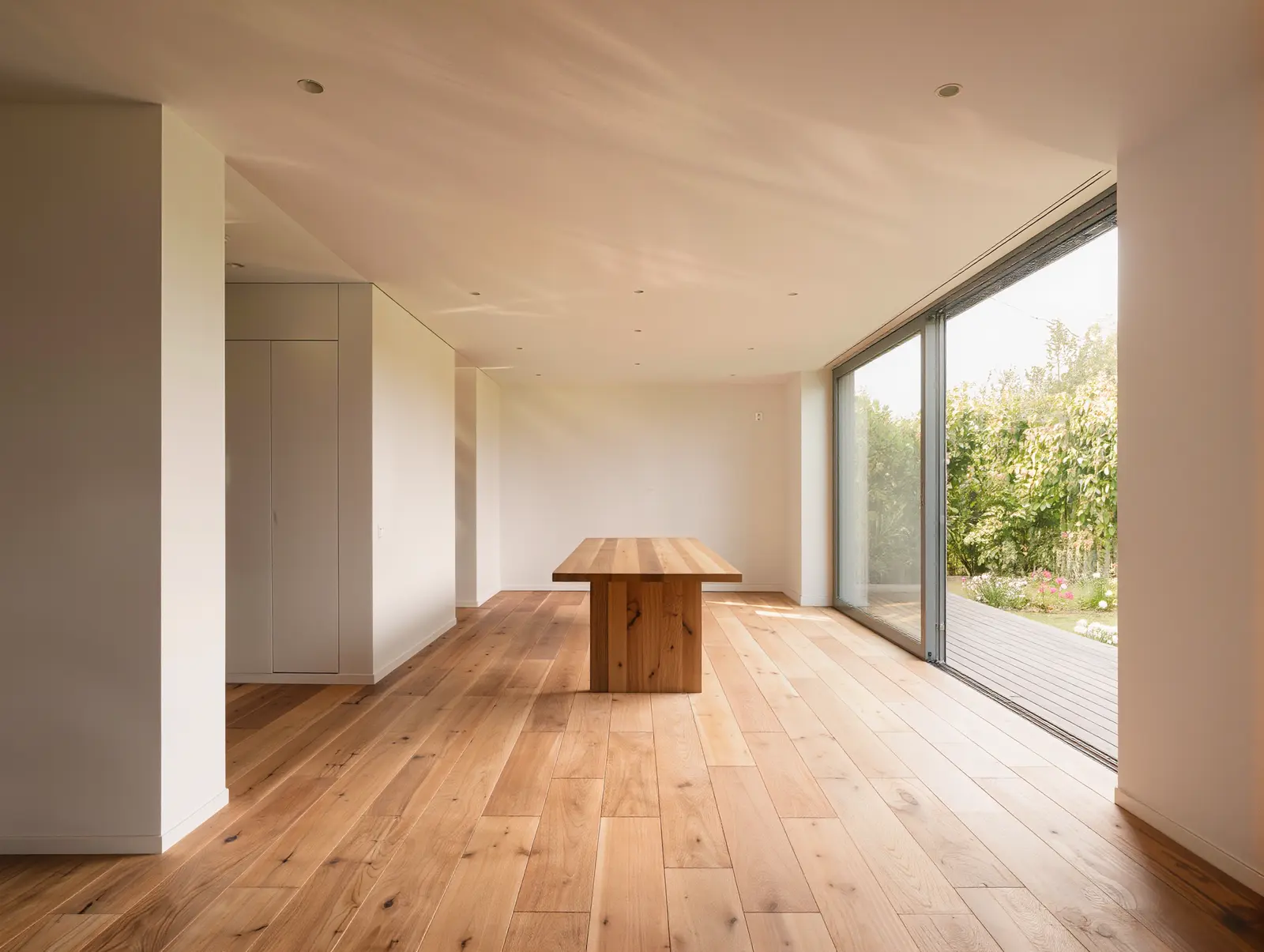 Eetkamer met brede geoliede eiken planken